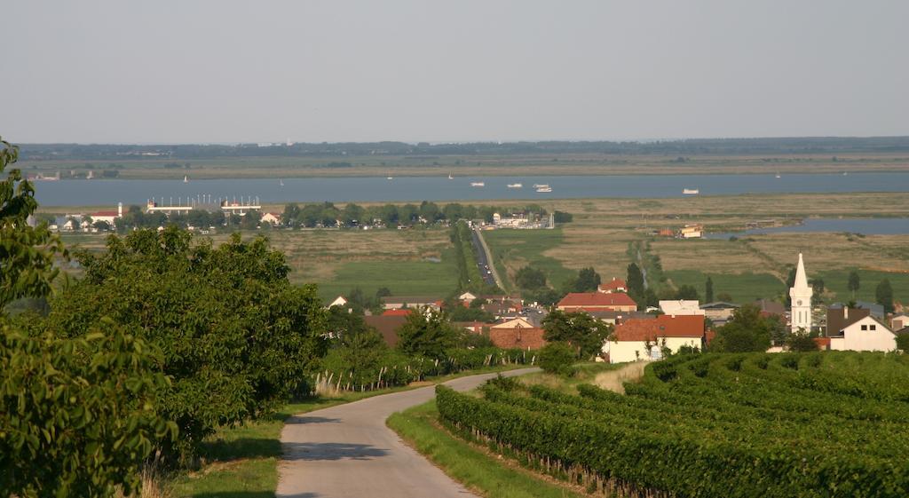 Das Mittelpunkt Moerbisch Am See Exterior photo