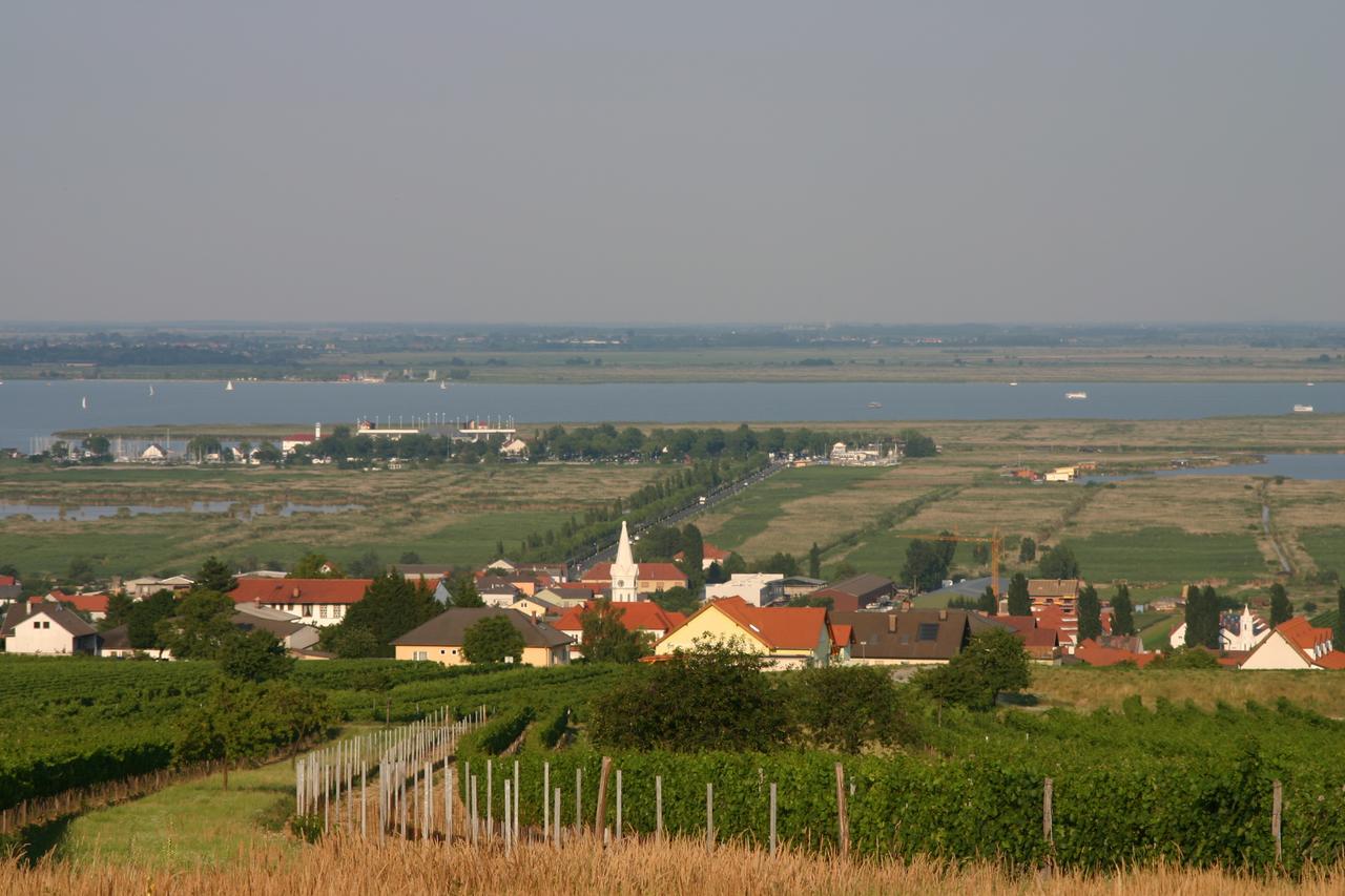 Das Mittelpunkt Moerbisch Am See Exterior photo